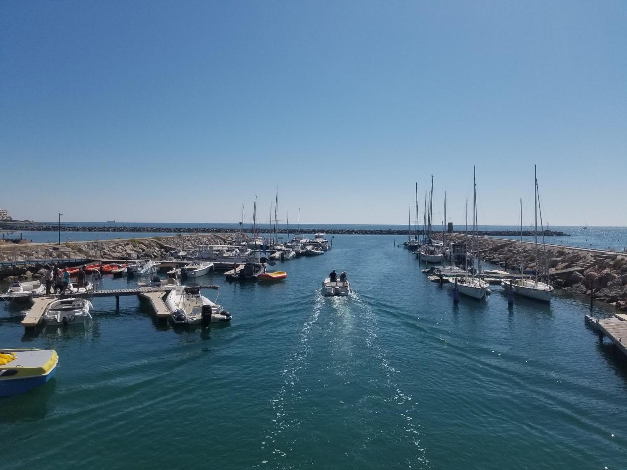 Marina Des Quilles, Grand T2 Climatise, Proche Plage, Parking Prive Appartement