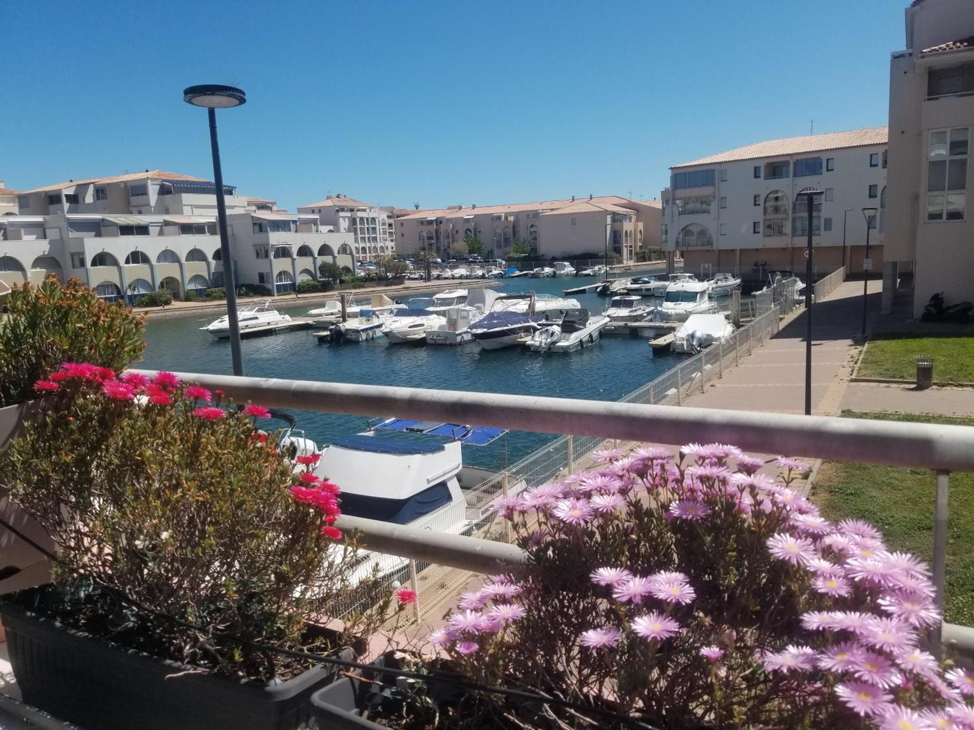 Marina Des Quilles, Grand T2 Climatise, Proche Plage, Parking Prive